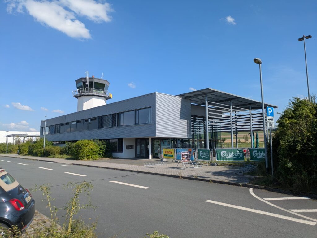 Terminal und Tower des Flugplatzes Chemnitz-Jahnsdorf von der Straßenseite