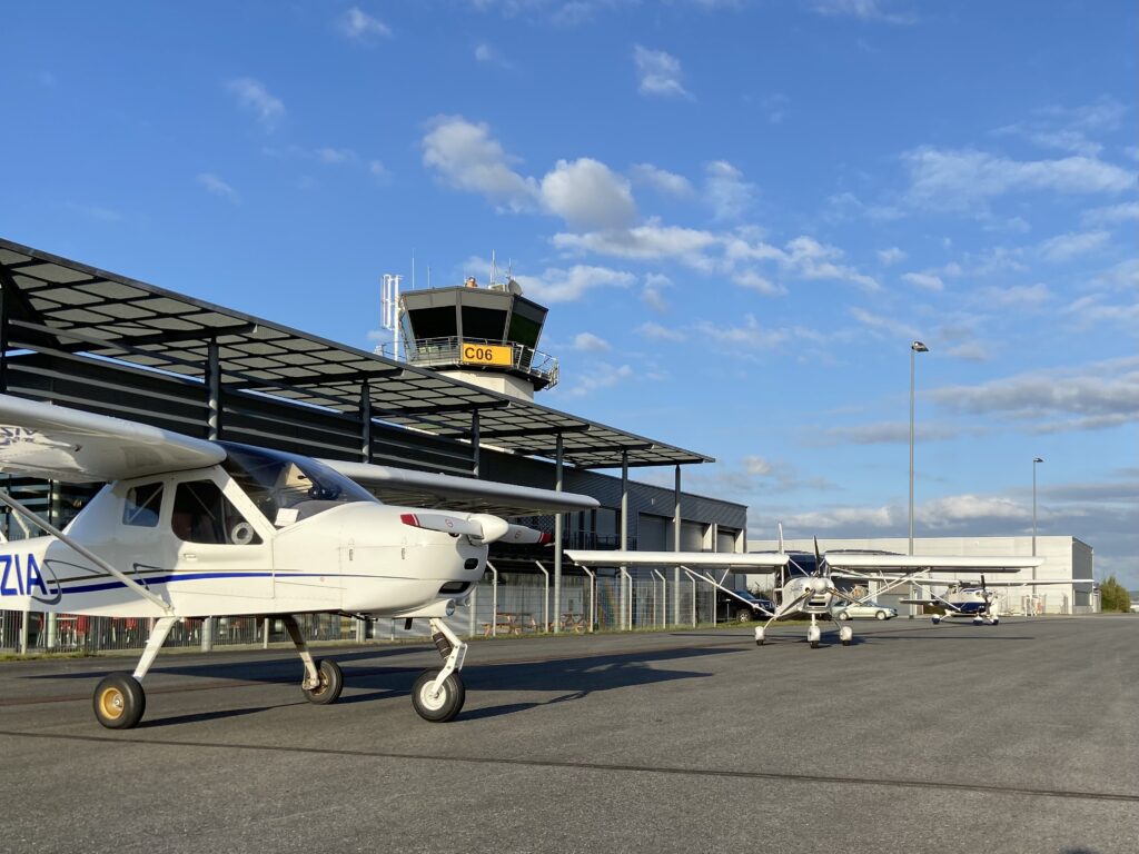 Sky-Motion-Flugzeuge auf dem Vorfeld vor dem Tower in Chemnitz-Jahnsdorf